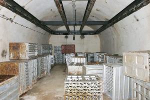 Ligne Maginot - SOETRICH - A11 - (Ouvrage d'artillerie) - Bloc 6
Le bas du bloc, magasin a munitions M2
L'une des alvéoles de stockage pour obus de 75 avec les casiers pour obus