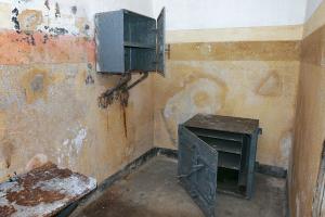 Ligne Maginot - SOETRICH - A11 - (Ouvrage d'artillerie) - Bloc 6
Le PC
Coffre à documents au sol et le coffre de rangement du matériel téléphonique au mur