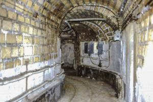 Ligne Maginot - SOETRICH - A11 - (Ouvrage d'artillerie) - Les galeries
A l'instar d'autres ouvrages de ce secteur comme le Galgenberg, les locaux étaient maçonnées et jointés et les pierres laissées apparentes, sans enduit.
Des enduits ont été faits ensuite dans les locaux et certaines galeries puis recouverts de peinture blanche afin d'améliorer la luminosité.
Photo datant de novembre 1992
