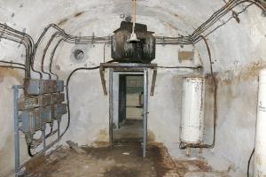 Ligne Maginot - SOETRICH - A11 - (Ouvrage d'artillerie) - Cuisine
Les restes de la cuisine troupe 
Le transformateur permettait de produire du 220V triphasé nécessaire pour l'alimentation des équipements de cuisine à partir du 400V triphasé distribué dans l'ouvrage
