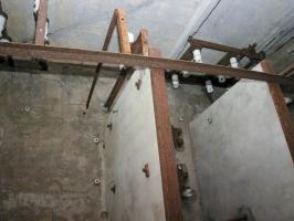 Ligne Maginot - SOETRICH - A11 - (Ouvrage d'artillerie) - Le poste de transformation extérieur près de l’entrée des hommes. Ce poste était doté de deux transformateurs (60KVA et 200 KVA)