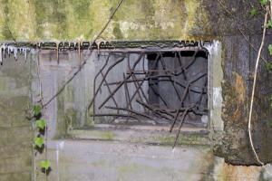 Ligne Maginot - BAUERNGRUNDWASSER - (Blockhaus pour arme infanterie) - Détail du créneau mitrailleuse Est