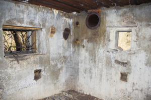 Ligne Maginot - BAUERNGRUNDWASSER - (Blockhaus pour arme infanterie) - Chambre de tir Ouest
Créneau mitrailleuse, goulotte à grenades et créneau FM de défense de l'entrée