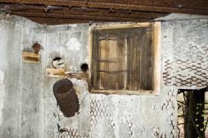 Ligne Maginot - BAUERNGRUNDWASSER - (Blockhaus pour arme infanterie) - Chambre de tir Est
Goulotte à grenades et niche à lanterne