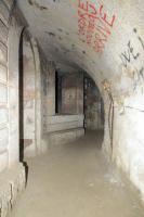 Ligne Maginot - FORT DUCROT - (PC de Secteur) - Entrée du PC
A gauche la façade d'origine du laboratoire d'artillerie, à droite le masque bétonné