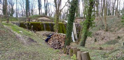 Ligne Maginot - FORT DUCROT - (PC de Secteur) - Vue générale de la cour gauche avec le PC bétonné