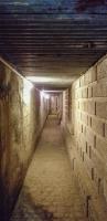 Ligne Maginot - FORT DUCROT - (PC de Secteur) - Galerie vers le PC entre le masque bétonné à gauche et la façade d'origine à droite. On distingue le pavage de la cour au sol