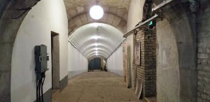 Ligne Maginot - FORT DUCROT - (PC de Secteur) - Galerie principale avec de chaque coté les anciens accès aux deux cours condamnés. A droite l'accès au PC Maginot et le local ventilation amménagé par les français