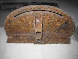 Ligne Maginot - HAUTE DIGUE 7 - (Blockhaus pour arme infanterie) - Chambre de tir
Détail guide circulaire créneau mitrailleuse gauche