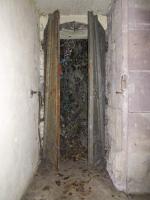 Ligne Maginot - M26 - (Abri) - Entrée du masque bétonné vue de l'intérieur. Noter le réemploi d'une porte à double vantaux allemande, présente dans les abris de 1ère générations non modernisés.