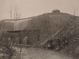 Ligne Maginot - METRICH - A17 - (Ouvrage d'artillerie) - Le bloc 15 ( casemate avec deux mortiers de 81mm  et 2 cloches GFM) en 1940 avec son filet de camouflage.
On y voit trois officiers d'artillerie posant devant le bloc
