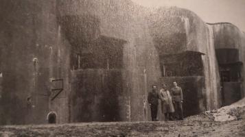 Ligne Maginot - METRICH - A17 - (Ouvrage d'artillerie) - Le bloc 1 (3x75) en 1940, 
Trois officiers d'artillerie posent devant le bloc.
Lieutenant Bourgery (B11) - Lieutenant Martel (B10) - Lieutenant Mury (B1)