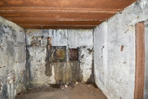 Ligne Maginot - 7 - (Central téléphonique isolé) - Le local abritant le central
Le mur de façade avec le créneau de défense et, sur la gauche, les emplacement de deux boitiers de translateurs.