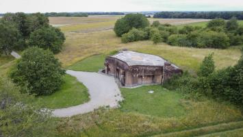 Ligne Maginot - GRAND LOT - C36 - (Casemate d'infanterie - Double) - Vue aérienne du champ de tir des cloches couvrant le plateau et le bloc 9 de l'ouvrage de Rochonvillers situé dans le taillis au fond à gauche.
Les bosquets et arbres entourant la casemate devaient bien sûr avoir été arasés lors de la construction pour dégager la vue.