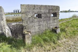 Ligne Maginot - SPORENINSEL - (Casemate d'infanterie - Double) - L'entrée depuis la berge protégée par des murs munis de créneaux