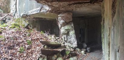 Ligne Maginot - HOCHWALD - REDUIT - (Ouvrage d'infanterie) - Blockhaus de défense de l'entrée détruit.
Au milieu ce qui reste du mur de façade