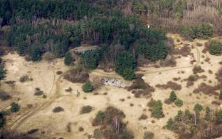 Ligne Maginot - HOCHWALD - (Ouvrage d'artillerie) - Ouvrage Est.
A l'avant plan le bloc 6 (3x75) et juste derrière le bloc 1 (casemate et tourelle 135).
En haut à droite, le bloc 2 (Tourelle de Mortiers de 81) et au fond, derrière le mirador blanc, le départ du fossé antichar avec le coffre du fossé (bloc 3)
