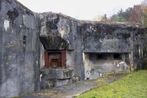 Ligne Maginot - HOCHWALD - (Ouvrage d'artillerie) - Bloc 13
Un créneau pour obusier de 135 mm, une casemate d'infanterie pour jumelages de mitrailleuses et canon de 47 antichar