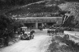 Ligne Maginot - HOCHWALD - (Ouvrage d'artillerie) - Bloc 8
Entrée munitions
Photo prise en 1940