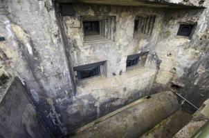 Ligne Maginot - LAUDREFANG - A37 - (Ouvrage d'infanterie) - Bloc 3
Chambres de tir JM/47 et mortiers de 81
Au fond du fossé diamant, le conduit d'alimentation en eau du bloc