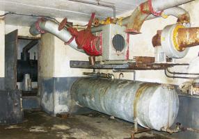 Ligne Maginot - HOCHWALD Haut Avant - Bloc 20 - O7 ( Observatoire d'artillerie ) - Usine
Les ventilateurs air pur (disparu) et air vicié de l'observatoire.
En partie inférieure, la cuve de gasoil pour le groupe électrogène. Le réservoir journalier était alimenté à partir de cette cuve par une pompe Japy