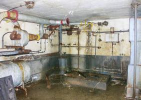 Ligne Maginot - HOCHWALD Haut Avant - Bloc 20 - O7 ( Observatoire d'artillerie ) - Usine
L'alimentation électrique de l'observatoire était assurée par un groupe électrogène à moteur CLM 1PJ65.
Noter le réservoir journalier resté en place