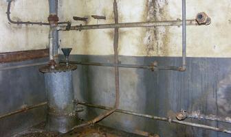 Ligne Maginot - HOCHWALD Haut Avant - Bloc 20 - O7 ( Observatoire d'artillerie ) - Usine
Un système de filtration des gaz d'échappement permettait de réduire notablement les émissions de fumées à l'extérieur, afin de les rendre moins visibles à l'observation ennemi.
Les gaz d'échappement passent au travers d'un réservoir d'eau qui retient la plupart des particules en suspension dans les fumées