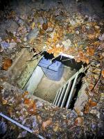 Ligne Maginot - U1 - (Chambre de coupure) - Fait étrange sur son utilisation actuelle : la trappe en métal et l'échelle d'accès ont disparu. La trappe a été remplacée par des panneaux en métal, et l'échelle par une plus large. Une poubelle est présente dans le local, pour une utilisation indéterminée.