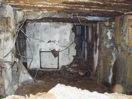 Ligne Maginot - HOCHWALD C2 ( Casemate d'infanterie ) - Un local, derrière la chambre de tir. Sur le mur du fond, les supports d'un central téléphonique TM 32 pour standard à 8 directions.