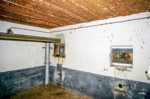 Ligne Maginot - HOCHWALD C3 ( Casemate d'infanterie ) - Chambre de tir haute, créneaux modifiés après guerre. Un créneau JM a été remplacé par un créneau FM, tandis que le créneau JM conservé était prévu pour un canon antichar de 37 (présence d'un bi-rail)