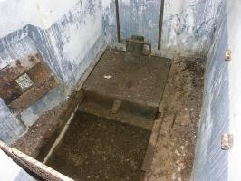 Ligne Maginot - HOCHWALD C3 ( Casemate d'infanterie ) - Issue de secours, la trappe d'accès donnant dans le fossé et le créneau FM de défense rapprochée