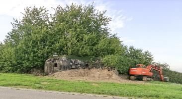 Ligne Maginot - INGOLSHEIM Ouest ( Casemate d'infanterie ) - Juillet 2017
La casemate est merlonée
