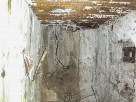 Ligne Maginot - INGOLSHEIM Ouest ( Casemate d'infanterie ) - Les restes de l'intérieur dévasté, la dalle a disparu