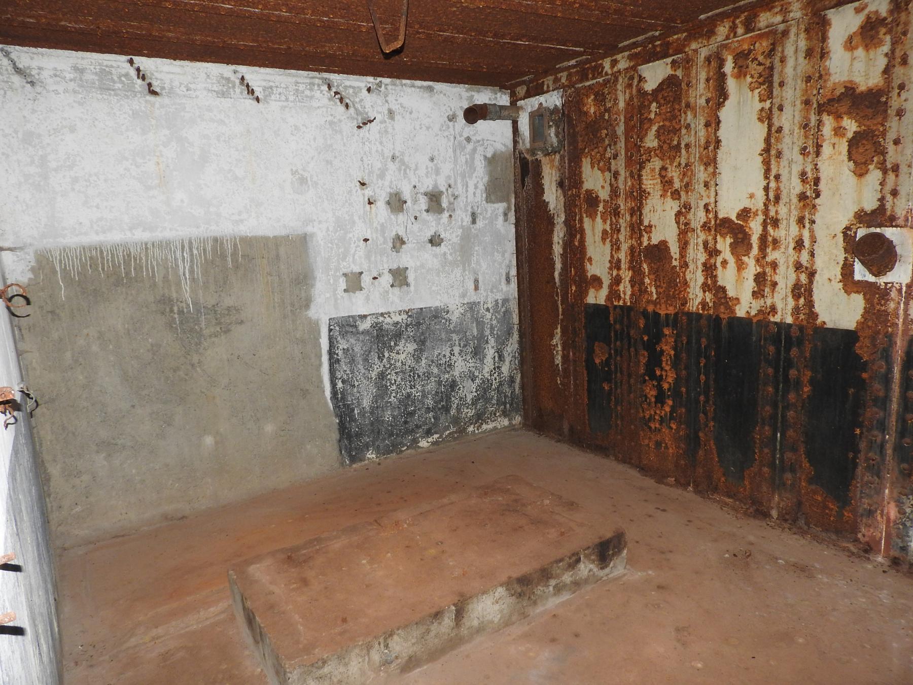 Ligne Maginot - GRAFENWEIHER CENTRE - (Casemate d'infanterie - Simple) - La chambre de tir Est avec l'emplacement d'un réservoir d'eau