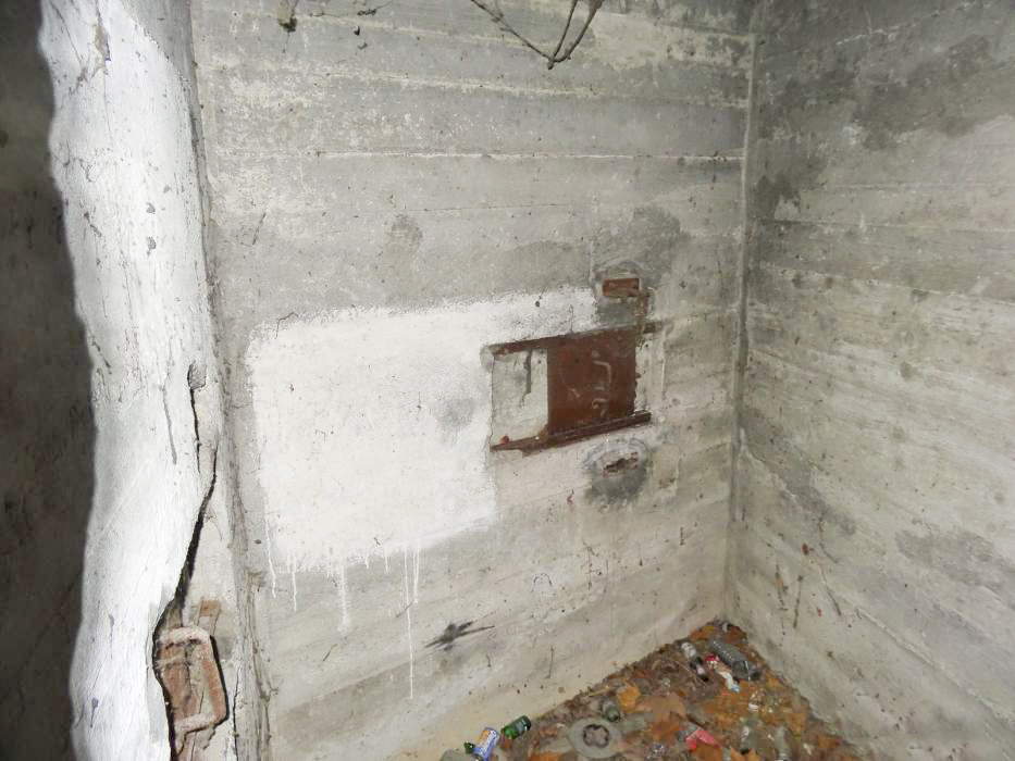 Ligne Maginot - Vue intérieure par le créneau visible - Les créneaux Sud et Sud-est encore équipés de leur volets blindés