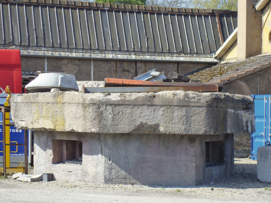 Ligne Maginot - 430H - PORT DU RHIN CENTRE 10 - (Blockhaus pour arme infanterie) - Existe sur le parking de la société de transports Chalots, le dessus de la dalle a été arraché lors d'une tentative de destruction ... sans grand espoir.