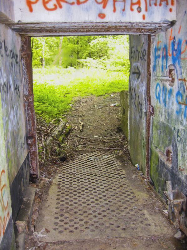 Ligne Maginot - SOETRICH - A11 - (Ouvrage d'artillerie) - Entrée des hommes
Vue vers l'extérieur de la porte. Noter la passerelle rétractable.