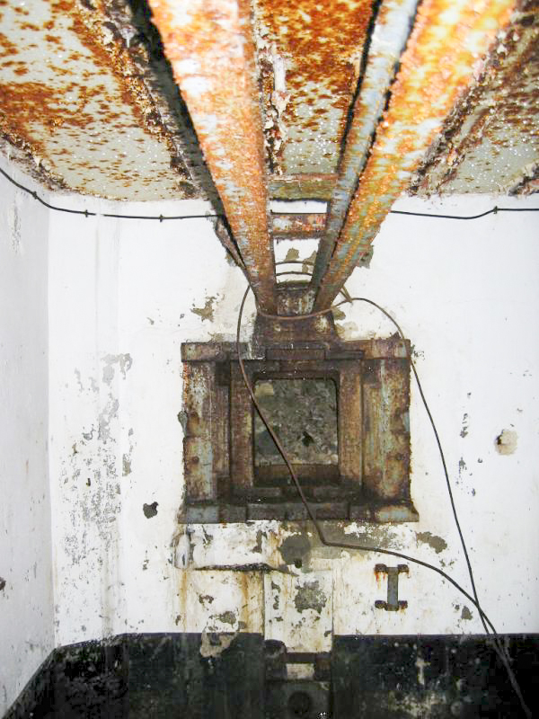 Ligne Maginot - SOETRICH - A11 - (Ouvrage d'artillerie) - Entrée des hommes
Rail du canon de 37 au-dessus du créneau mixte JM / AC37 - Michel Teiten