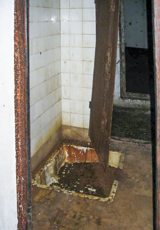 Ligne Maginot - SOETRICH - A11 - (Ouvrage d'artillerie) - Entrée des hommes
Douche rajoutée dans l'EH prévue pour les premiers soins aux gazés: déshabillage, douche et rhabillage