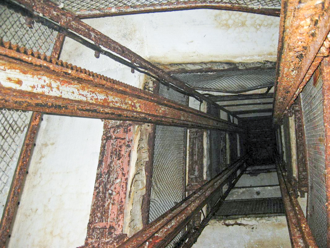 Ligne Maginot - SOETRICH - A11 - (Ouvrage d'artillerie) - Entrée des hommes
Puits de descente.
Cage du monte-charge