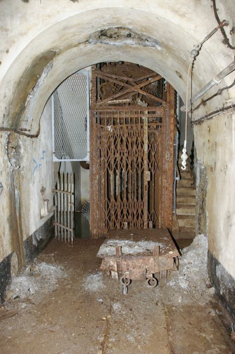 Ligne Maginot - SOETRICH - A11 - (Ouvrage d'artillerie) - Le bas de l'entrée des hommes
Monte-charge Coupé-Hugo avec machinerie sous la cabine