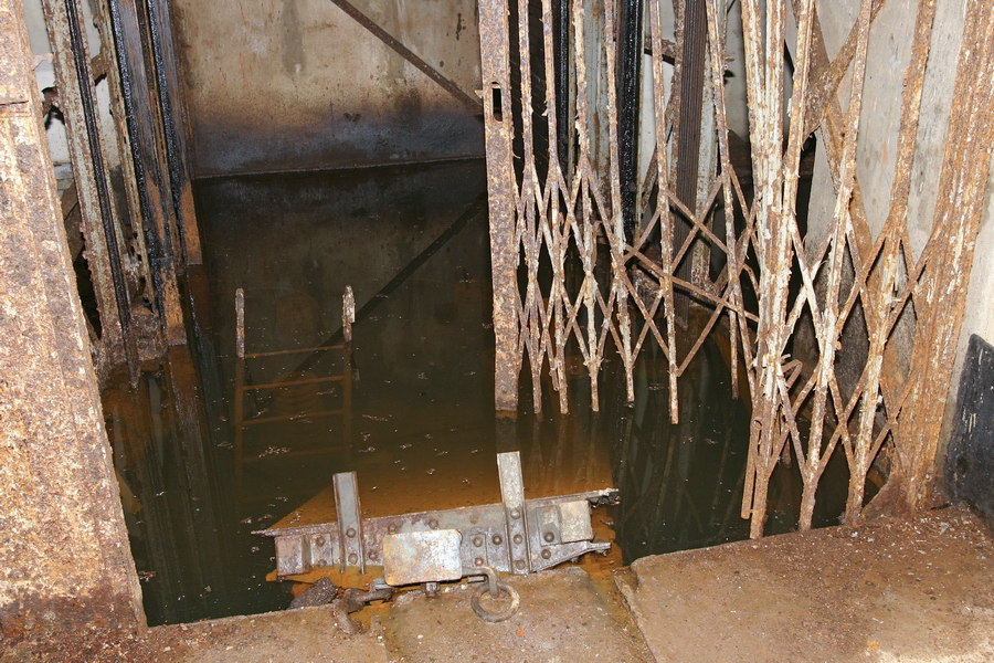Ligne Maginot - SOETRICH - A11 - (Ouvrage d'artillerie) - Le bas de l'entrée munitions
La fosse des monte-charge inondée
