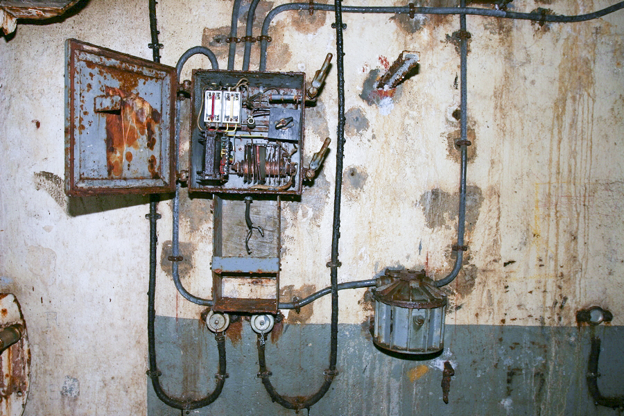 Ligne Maginot - SOETRICH - A11 - (Ouvrage d'artillerie) - Bloc 2
Le variateur d'éclairage pour la  cloche VDP (Vision Directe et Périscopique) et l'alimentation basse tension pour le périscope secourue par batterie.