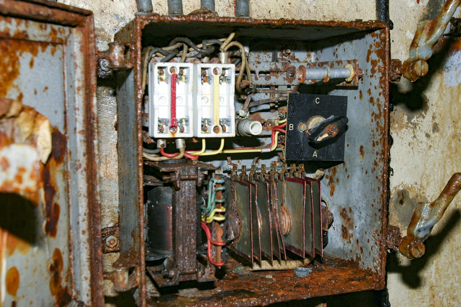 Ligne Maginot - SOETRICH - A11 - (Ouvrage d'artillerie) - Bloc 2
Détail du coffret d'alimentation basse tension pour le périscope secouru par batterie.
Les batteries étaient situées sous le coffret