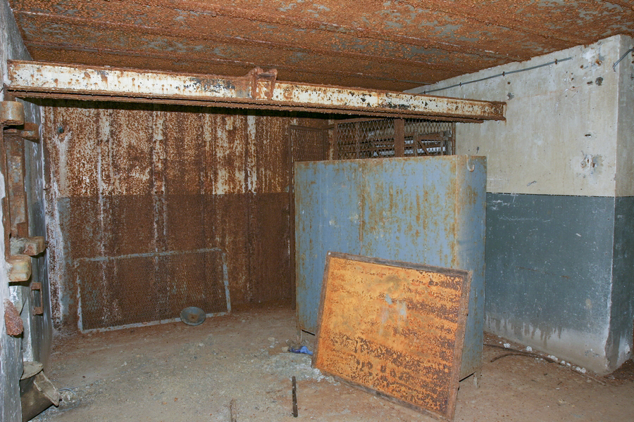 Ligne Maginot - SOETRICH - A11 - (Ouvrage d'artillerie) - Bloc 3
Etage supérieur, la casemate pour mitrailleuses et canon antichar
Le bi-rail prévu pour le canon antichar