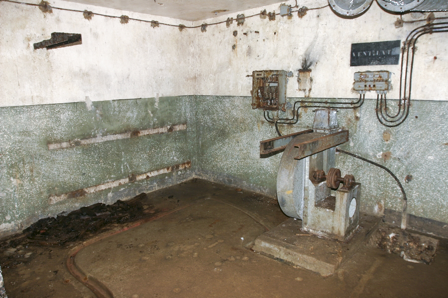 Ligne Maginot - SOETRICH - A11 - (Ouvrage d'artillerie) - Bloc 4
Etage supérieur du bloc
Système de ventilation. Là aussi, les filtres ont été supprimés dans le cadre d'une modernisation avortée.