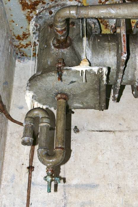 Ligne Maginot - SOETRICH - A11 - (Ouvrage d'artillerie) - Bloc 4
Etage supérieur du bloc
L'un des rejets d'air du bloc. Ce système correspond à un champignon blindé émergeant de la dalle à l'extérieur