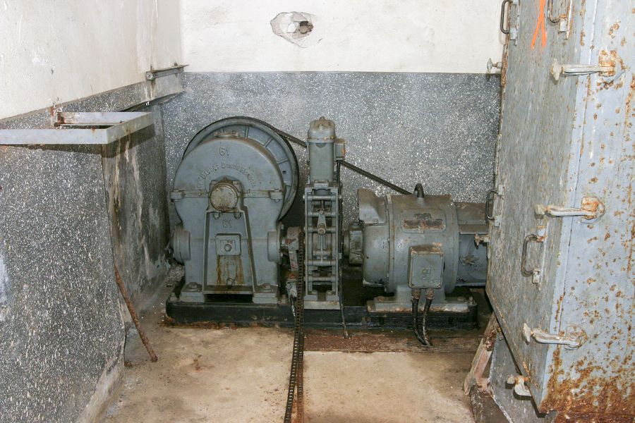 Ligne Maginot - SOETRICH - A11 - (Ouvrage d'artillerie) - Bloc 4
Pied du bloc, la machinerie du monte-charge BDR (Daudet Donon Roussel)