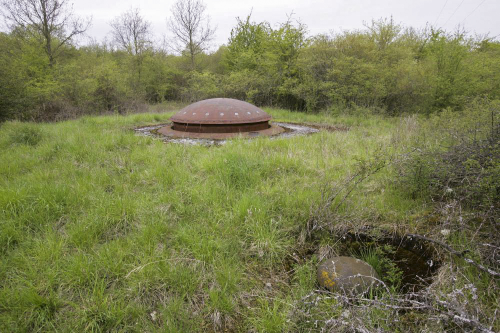 Ligne Maginot - SOETRICH - A11 - (Ouvrage d'artillerie) - Bloc 5
Tourelle de 75 mm et cloches GFM type A 
Un champignon blindé de prise d'air est visible à l'avant plan