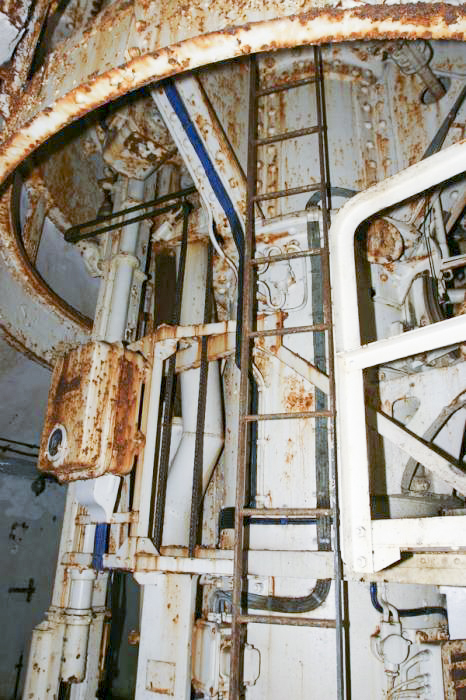 Ligne Maginot - SOETRICH - A11 - (Ouvrage d'artillerie) - Bloc 5
Etage supérieur
La tourelle de 75 mm, l'accès au  poste de pointage et aux pièces en partie supérieure